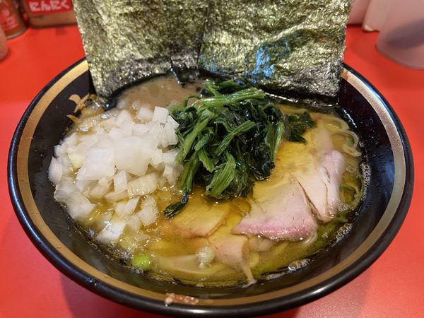 「ラーメン（かため  多め 少しうす口）＋たまねぎ」@横浜家系総本山 吉村家直系店 ラーメン内田家の写真