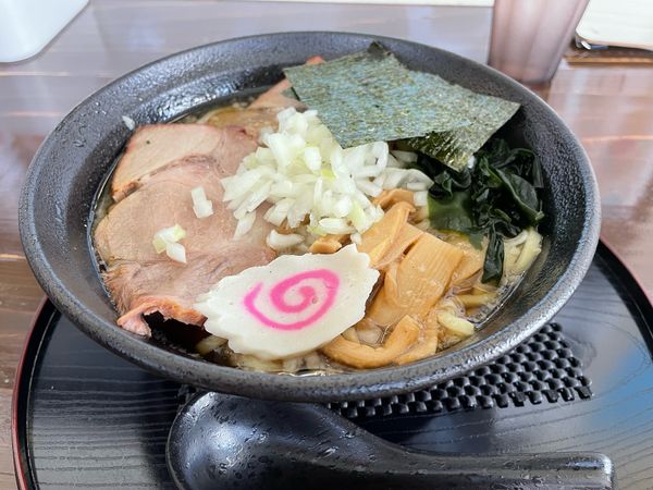 「背脂醤油ラーメン 黒」@麺屋若虎の写真