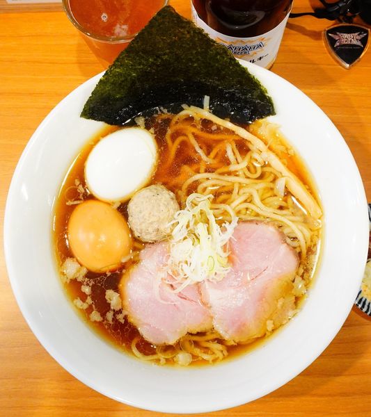 「醤油らーめん＋燻製たまご＋たまご＋炭チャん＋ガハハビール」@しののめヌードルの写真