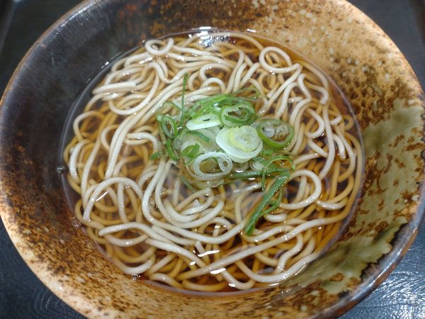 「かけ(そば) 350円」@えきめんや 横浜店の写真