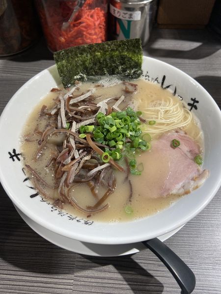 「豚骨ラーメン　キクラゲ」@博多長浜らーめん いっき 戸塚安行店の写真