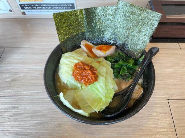 「ピリ辛ラーメン(チャーシュー,ほうれん草,キャベツトッピング)」@らーめん あじどのの写真