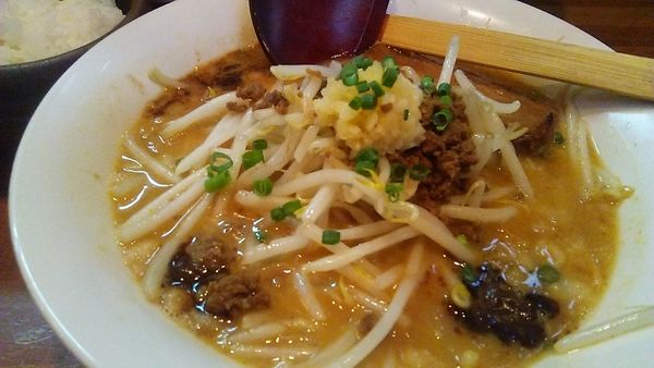 「にんにく豚らーめん 味噌 920円+白めし(小) 190円」@麺酒場 でめきんの写真