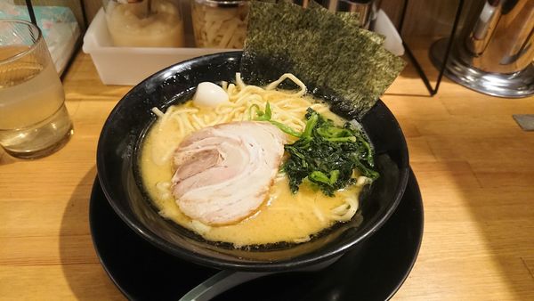 「ラーメン　固め　油多め」@横浜家系ラーメン 津田家の写真