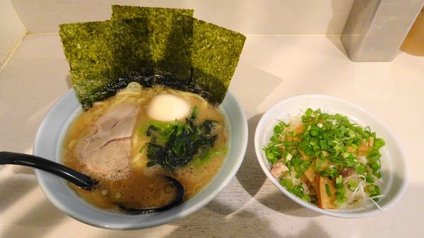 「味玉ラーメン（800円）＋ねぎメンマ飯（250円）」@横浜家系ラーメン 府中家の写真