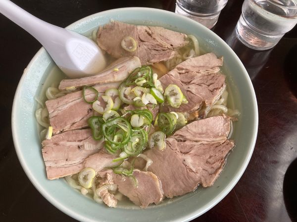 「チャーシュー麺（880円）＋餃子、モツ煮」@手打ちラーメン 俵屋の写真