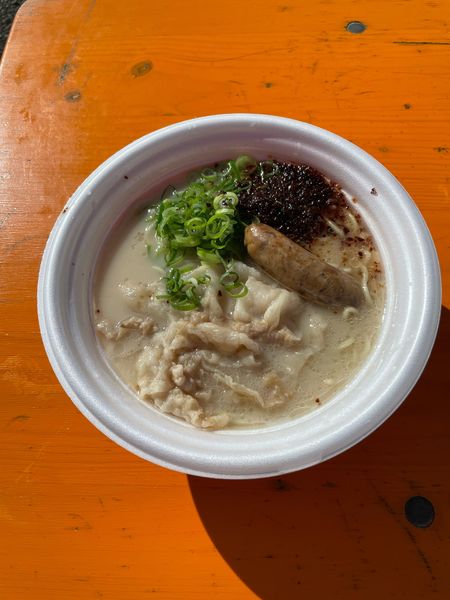 「鹿児島豚骨ラーメン〜剛麺チャーセージ黒豚しゃぶスペシャル〜(10」@東京ラーメンフェスタ2022 supported by Rakutenの写真