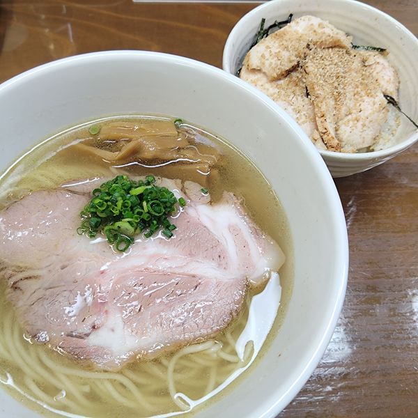 「塩らーめんと桜姫鶏のタタキ丼セット1050円」@天日地鶏の写真