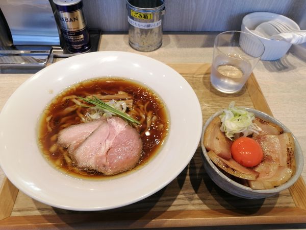 「地鶏としじみの中華そば1000円吊し焼きバラ丼450円」@宍道湖しじみ中華蕎麦 琥珀 東京本店の写真
