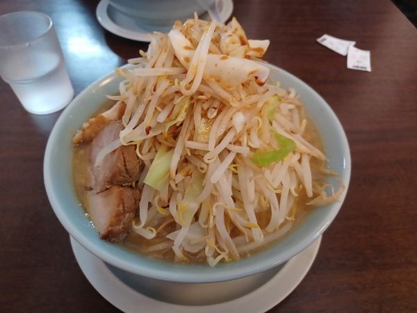 「醤油ラーメン大盛（ヤサイニンニクカラメ）」@麺屋小十郎の写真