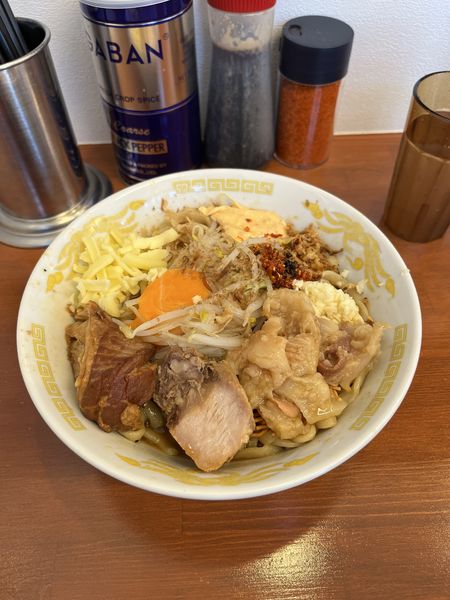 「まぜそば大、全マシ、豚」@それいけ！たかちゃんラーメンの写真