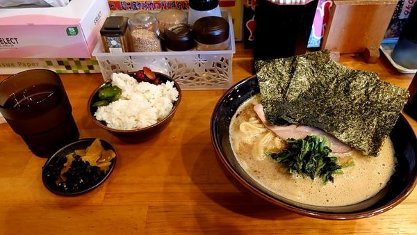 「ラーメン醤油」@横浜家系ラーメン ぶっちぎり家の写真