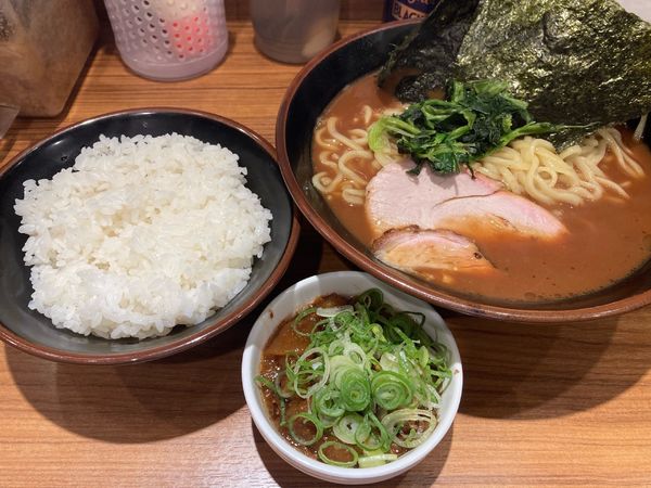 「ラーメン中盛(オオメ)¥900+味付脂¥150+ライス¥50」@横浜家系らーめん 輝道家の写真