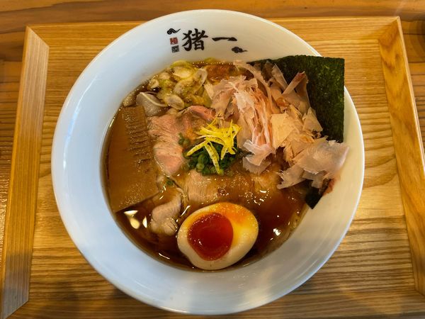 「追い鰹そば(黒醤油)赤玉味付け玉子入り (¥1,300)」@麺屋 猪一 離れの写真