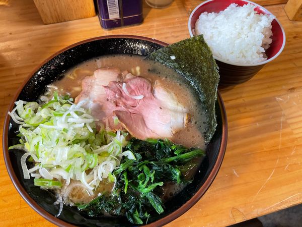 「ラーメン、丸ネギ、ライス」@秋葉原ラーメン わいずの写真