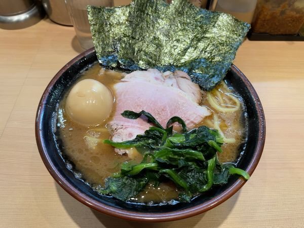 「ラーメン並＋半熟卵」@輝道家直系 皇綱家の写真