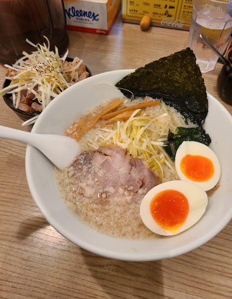 「コッテリの塩らー麺+味玉+ネギ多め+ミニネギチャーシュー丼」@コッテリの塩らー麺専門店 MANNISH 日暮里店の写真