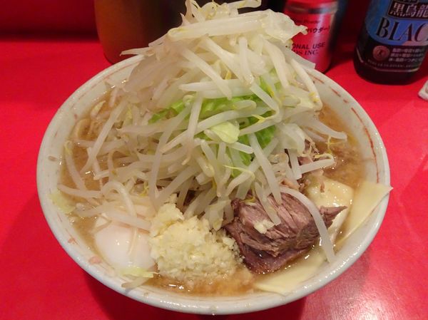 「小ラーメン（800円）＋温泉玉子＋チーズ　ニンニク」@ラーメン二郎 府中店の写真