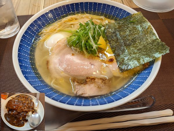 「あっさり塩らぁ麺+味玉+ミニカレー」@らぁ麺 桃の屋の写真