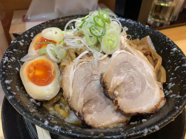 「ツボミ油そば＋小ライス」@背脂の魔術師 ツボミの写真