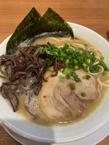「ラーメン＋キクラゲ＋替え玉」@がっとん 多摩境店の写真