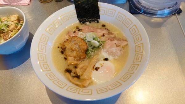 「鶏白湯らぁ麺 950円 + チャーシュー丼 350円」@麺や くろえもんの写真