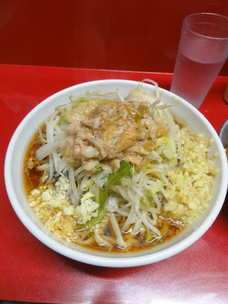 「小850円ニンニク脂生卵50円生姜50円」@ラーメン二郎 越谷店の写真