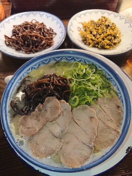 「高菜ラーメン900円 ＋ 木くらげ100円」@博多ラーメン しばらく 日本橋店の写真