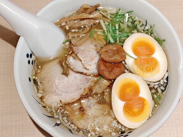 「梅しおらーめん＋縁たま＋ちゃーしゅー」@与ろゐ屋の写真