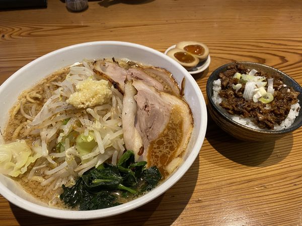 「デカ盛りラーメン」@麺屋義國の写真