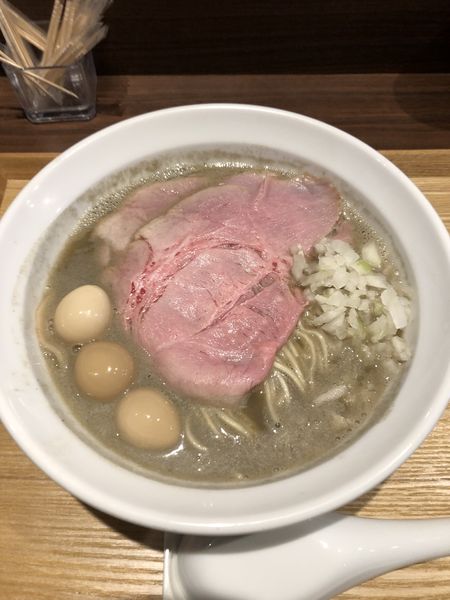 「煮干そば900円➕うずら味玉100円➕和え玉C400円」@NIBOSHIMANIAの写真