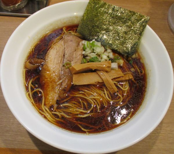 「黒ラーメン（小盛）890円」@Soy Sauce Ramen Janya 醤屋の写真