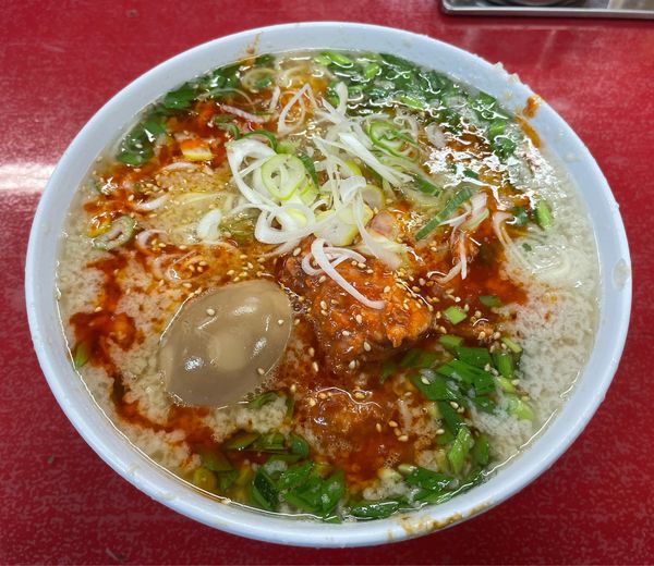 「辛口ホルモン麺+ライス小 ￥800+￥150」@とん平食堂の写真