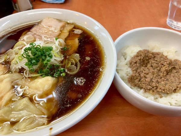 「海老ワンタンメン 950円(濃口＋50円)＋生姜丼 100円」@日陰の写真