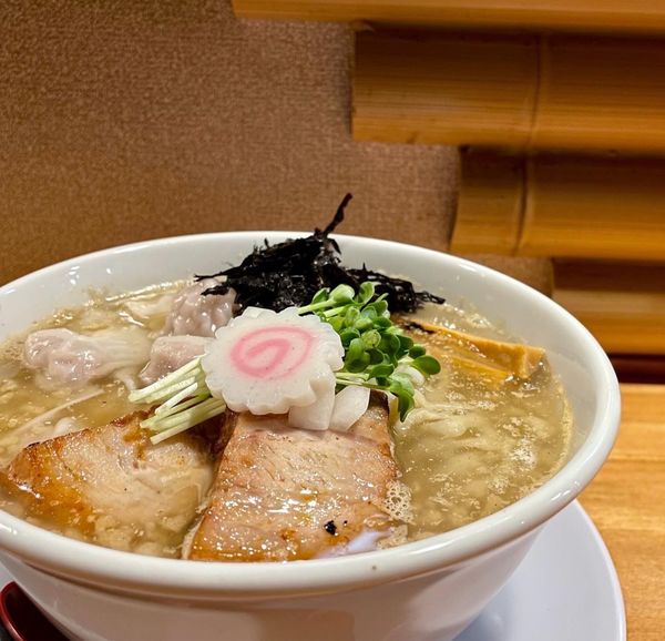 「背脂煮干しワンタンらぁめん／麺大盛り」@自家製手打ち麺 粋やの写真