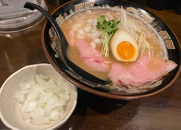 「魚豚骨ラーメン🍜🥢(玉ねぎ🧅)」@魚と豚と黒三兵の写真