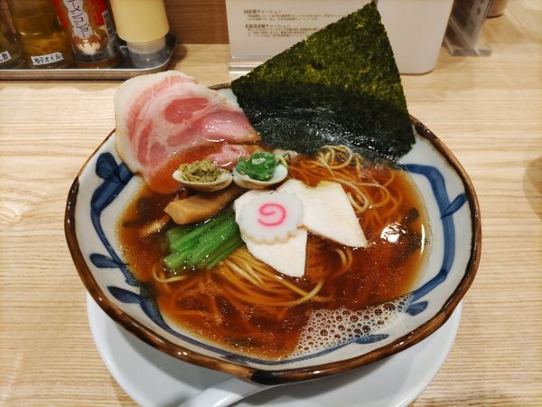 「蛤醤油らぁ麺+半ライスサービス」@貝と煮干し、時々濃厚の写真