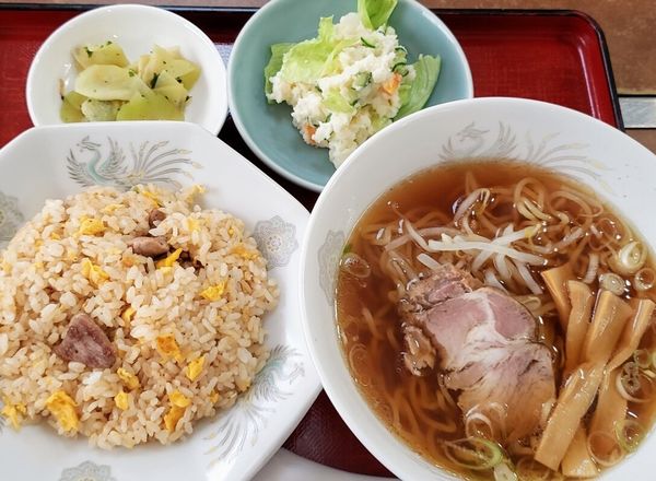 「Ａセット（半ラーメン、半チャーハン、サラダ）800円」@東華の写真
