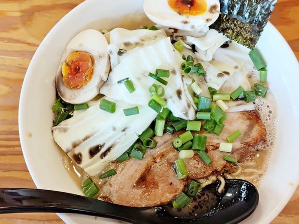「らーめん キャベツとマー油のせ（麺増量200g）＋味玉」@富士らーめんの写真