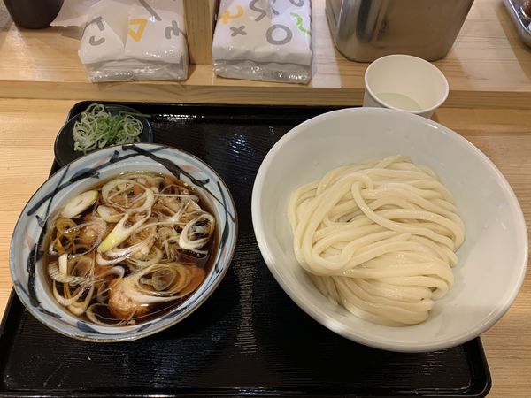 「肉汁讃岐うどん（冷）＋中盛」@甚三 神田店の写真