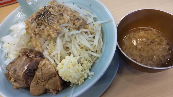 「ミニ汁なし750円野菜アブラまし、ニンニクふつう」@麺屋 顎で喰らえの写真