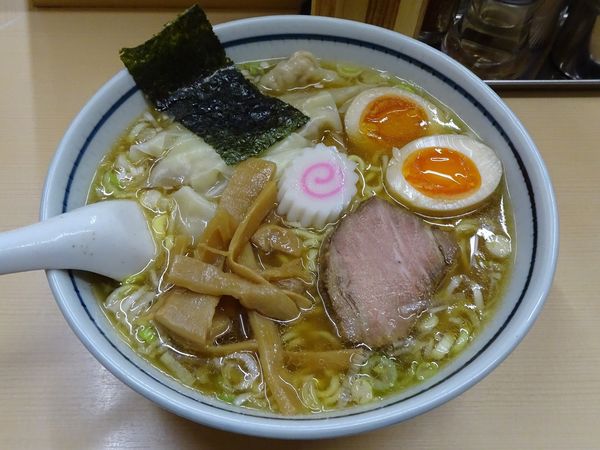 「わんたんめん玉子入り大盛り（1,050円）」@いつみ屋の写真