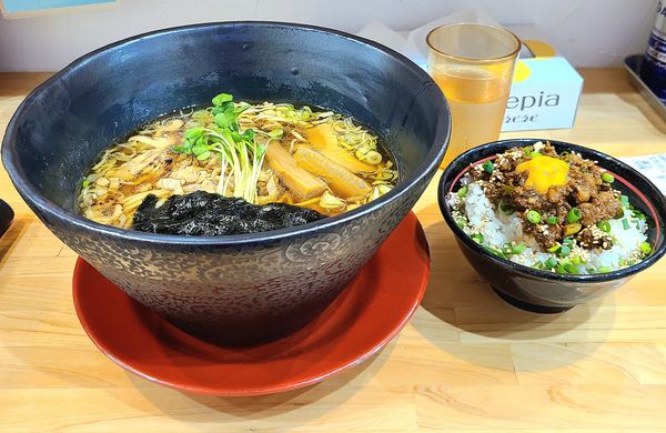 「支那そば(大盛)+スタニク丼(並み)」@支那そば やそじの写真