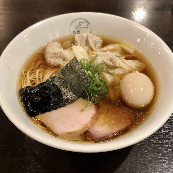 「肉ワンタン麺ハーフ（黒）＋味付玉子」@八雲の写真