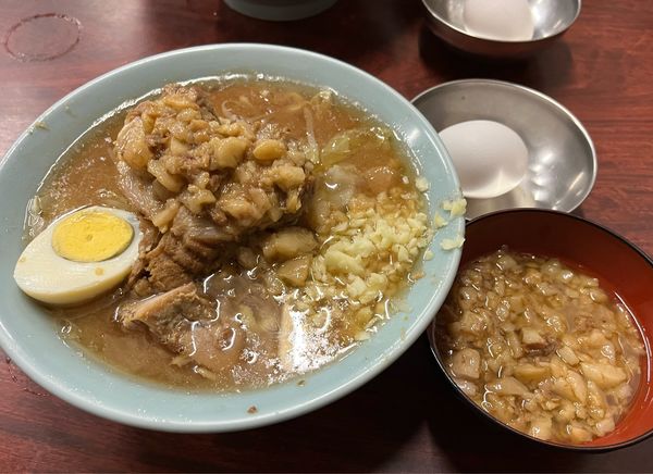 「ラーメン 半分 +ブタかす入りあぶら +生たまご」@ラーメン富士丸 神谷本店の写真