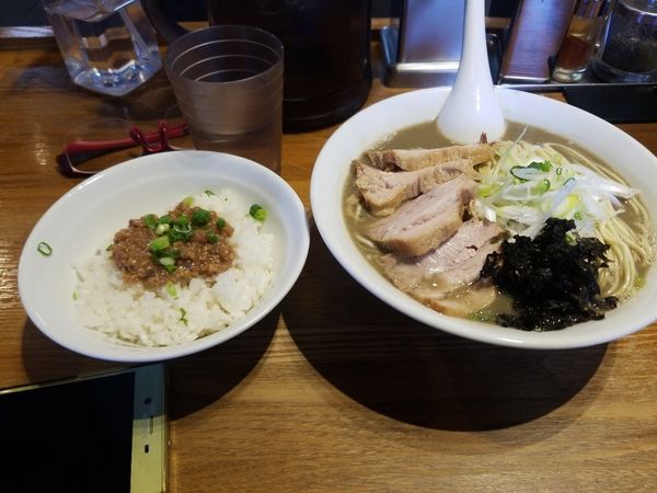 「濃厚煮干しチャーシュー麺+チャーシュー+鶏そぼろ飯」@中村屋総本山の写真