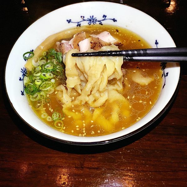 「塩らぁ麺 鶏もも肉」@手打ち麺 秀登の写真