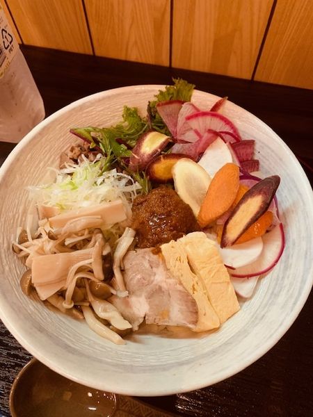 「鎌倉野菜 まぜ麺 1050円」@麺割烹 九心の写真