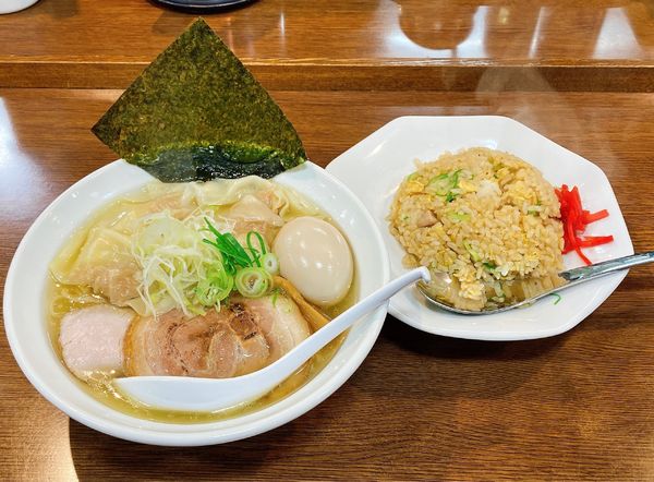 「塩ワンタン麺(中太麺)＋味玉＋半チャーハンセット」@らーめん一辰の写真