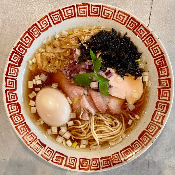 「鶏と貝出汁の中華そば（醤油） ¥900円（味玉＋120円）」@八二軒の写真